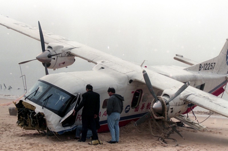 1996年4月5日，國華航空公司編號B─12257台北飛馬祖多尼爾型228型飛機，在馬祖北竿機場降落前墜海，造成5人罹難1人失蹤。圖為拉上岸的飛機殘骸。圖／聯合報系資料照片