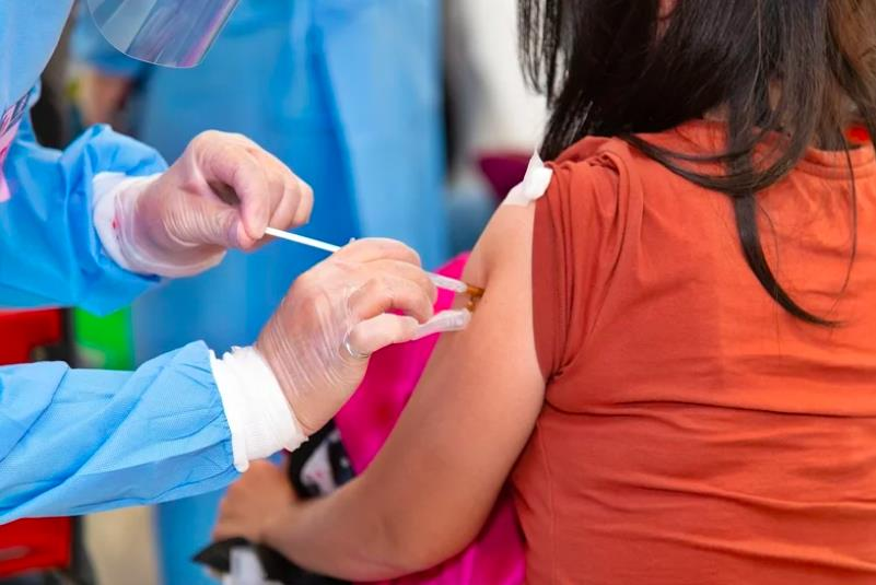 台北市疫苗預約系統第6期今天開放預約。台北市副市長蔡炳坤表示，到中午12點止，已經預約完成6210人，隨著疫情升溫，疫苗接種意願也跟著提高。本報資料照片