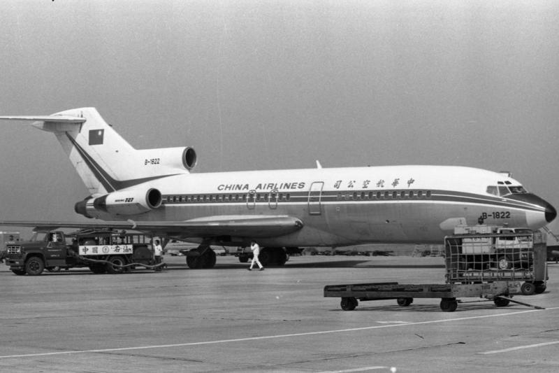1982年10月31日，華航B-1822號波音727客機，將駕機投奔自由的中共飛官吳榮根接回台灣，停在中正機場貨運機坪。圖／聯合報系資料照片