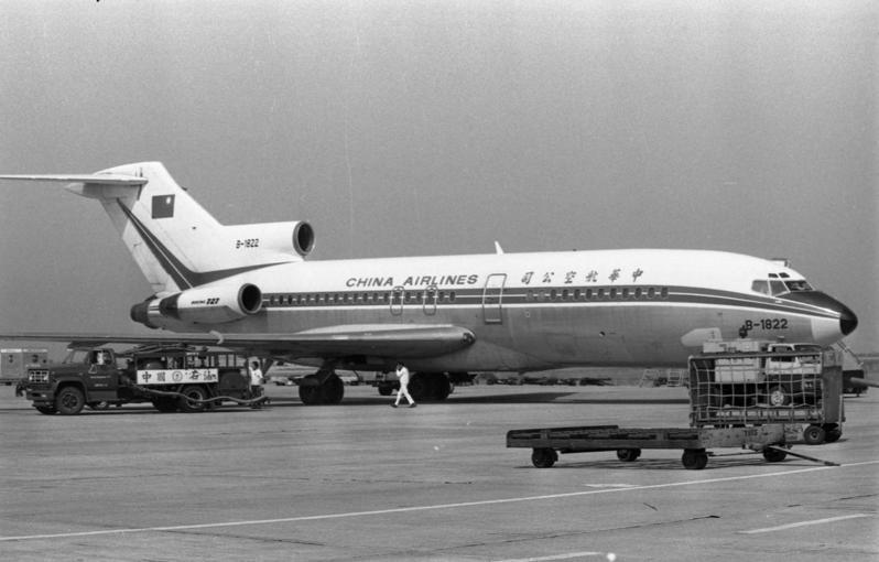 1982年10月31日，華航B-1822號波音727客機，將駕機投奔自由的中共飛官吳榮根接回台灣，停在中正機場貨運機坪。圖／聯合報系資料照片