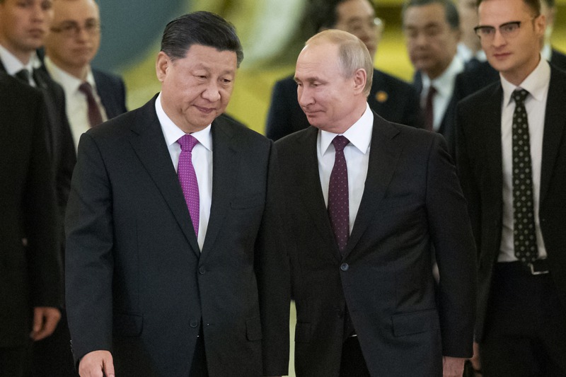 紐約時報指出，中國領導人一向以蘇聯解體作為警愓，現任國家主席習近平（左）尤其引以為鑒。為此，他拉攏普亭（右）作為對抗西方霸權的盟友。圖為習近平2019年訪問莫斯科。美聯社