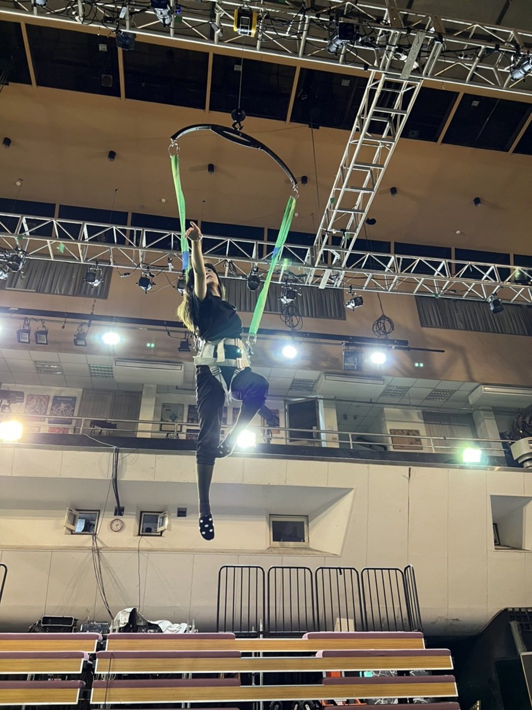 辛甘在九米高的空中完美的展現舞姿，不容有絲毫失誤。圖／多大整合行銷提供
