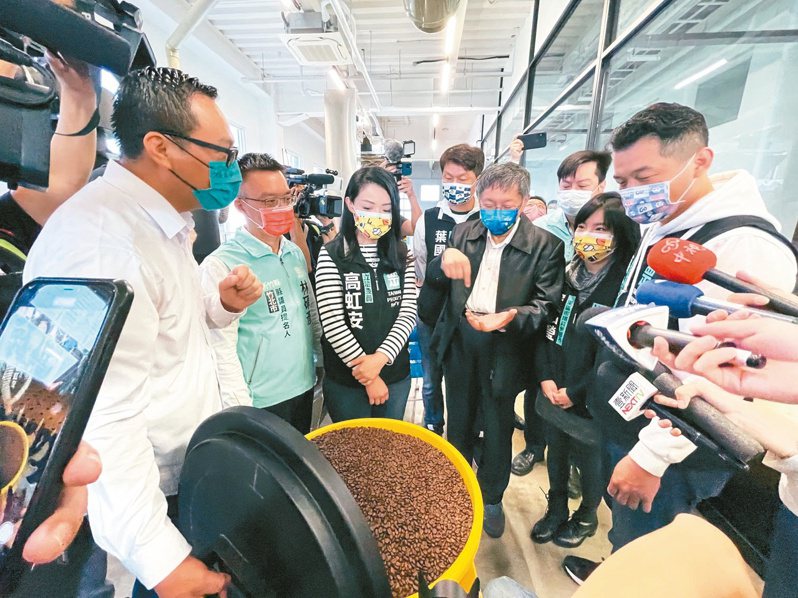 兼任民眾黨主席的台北市長柯文哲（右四）清明連假返回新竹老家，參訪新竹市赫曼咖啡體驗工廠。記者張裕珍／攝影