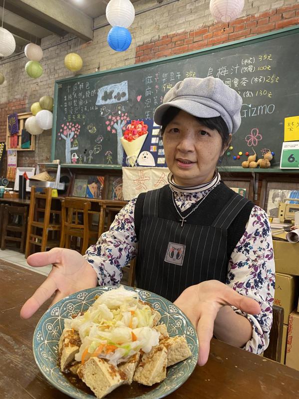 田中鎮「女人香」臭豆腐店負責人黃小莉保留老宅子的復古樣賣臭豆腐，還常在小店安排展...