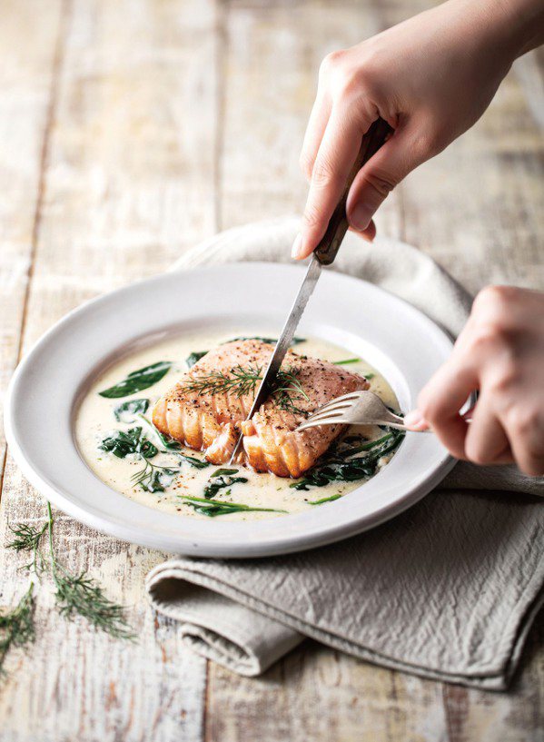 白醬鮭魚燉波菜。 圖／瑞麗美人國際媒體 提供