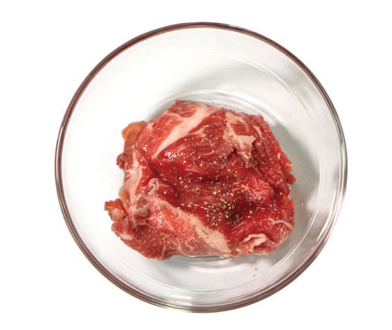 準備其他食材的時候一邊醃製牛肉。 圖／瑞麗美人國際媒體 提供
