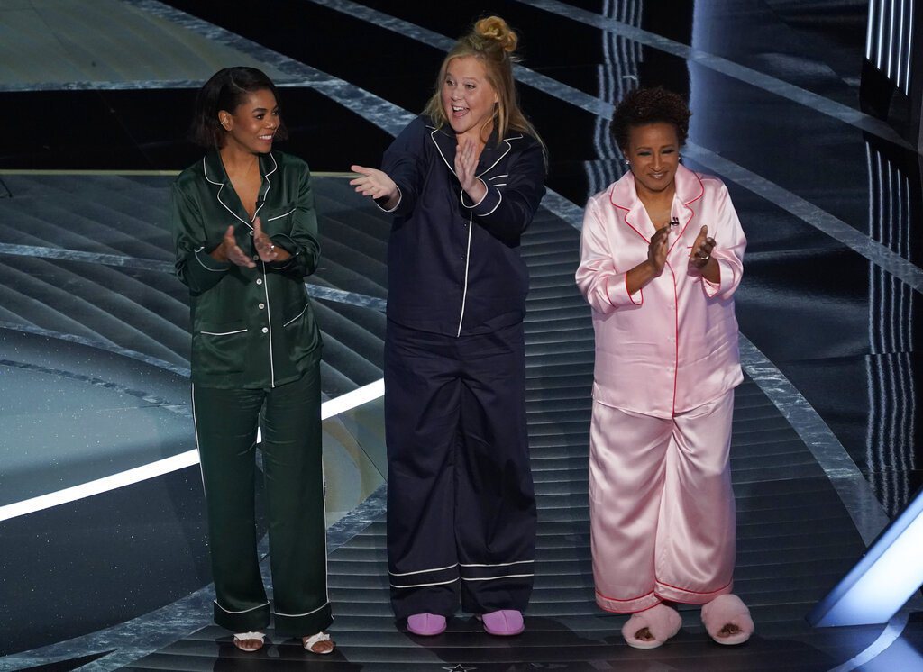 本屆奧斯卡典禮主持人蕾吉娜霍爾（左起）艾米舒默以及汪妲賽克絲穿著睡衣出現在舞台上。 圖／美聯社