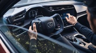  平把方向盤超吸睛！Lexus預告純電休旅RZ450e 將於4/20發表