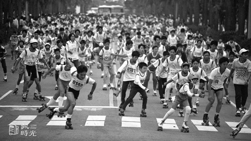 為慶祝台北市改制廿週年，台北市首次舉辦的道路溜冰迷你馬拉松賽，廿七日上午在國父紀念館正門廣場舉行開幕式，由國父紀念館出發，圖為賽況。日期：1987/9/27．攝影：馮立罡．來源：聯合報