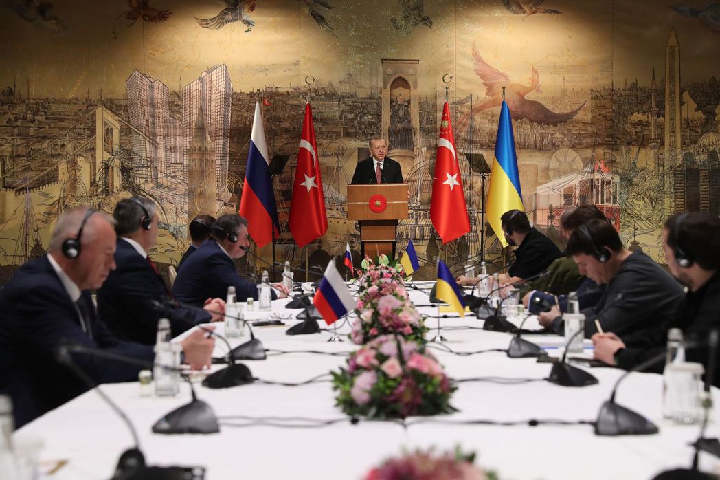 土耳其總統厄多安（中）3月29日主持俄國與烏克蘭停火談判的開幕式。 圖／法新社