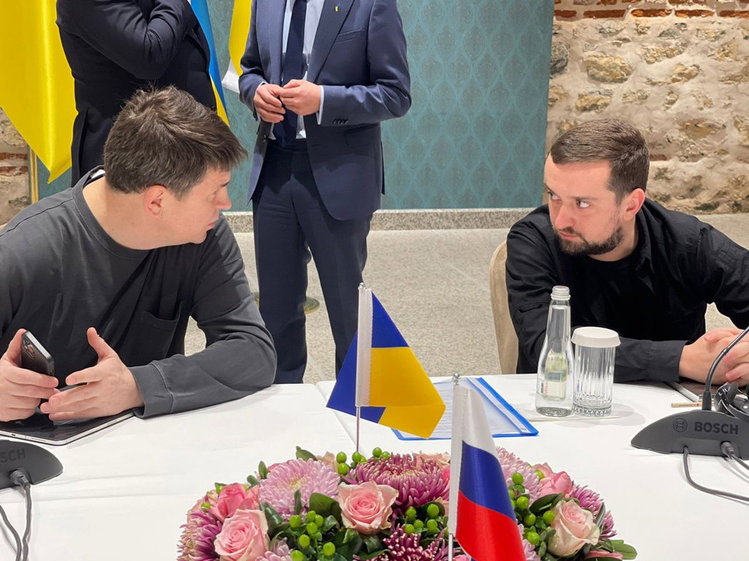 烏克蘭總統辦公室副主管提摩申科（右）和總統顧問波多利雅克（左）3月29日在伊斯坦堡準備和俄國代表談判。 圖／歐新社