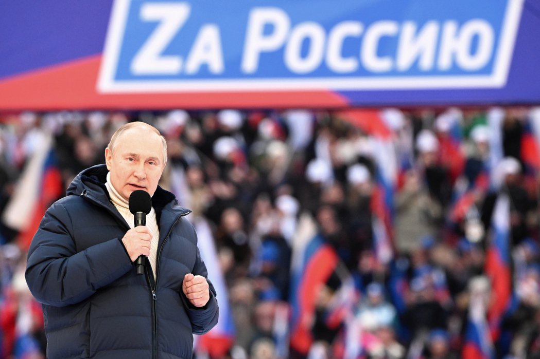 2022年3月18日，普丁在莫斯科盧日尼基體育場舉行的克里米亞與俄羅斯統一八週年音樂會上演講。 圖／歐新社