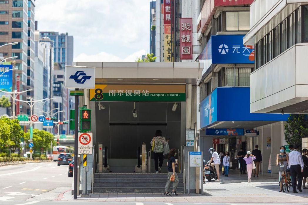 南京復興站擁有雙線交會之便，能快速通達忠孝SOGO商圈與中山商圈。 張瑞文／攝影