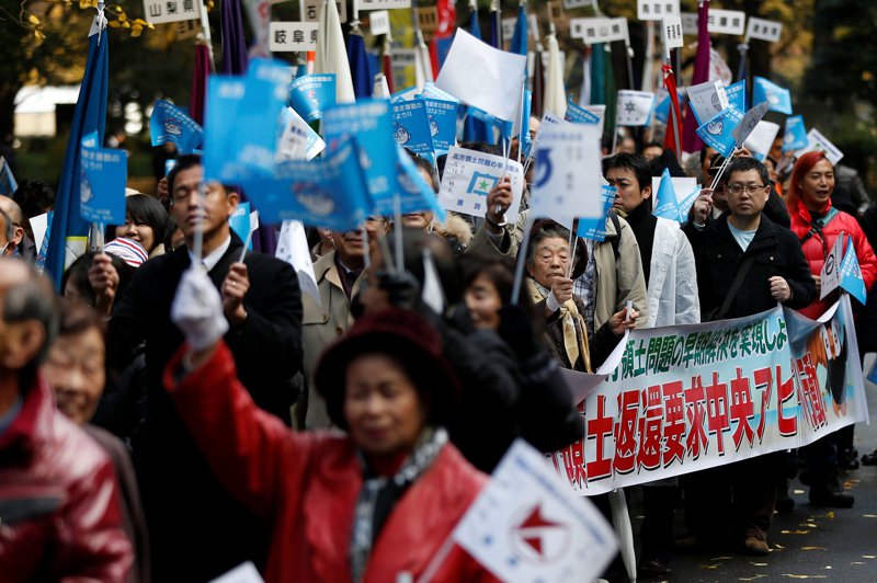 日本民眾2016年12月在東京遊行，要求俄國歸還日本北方四島。路透