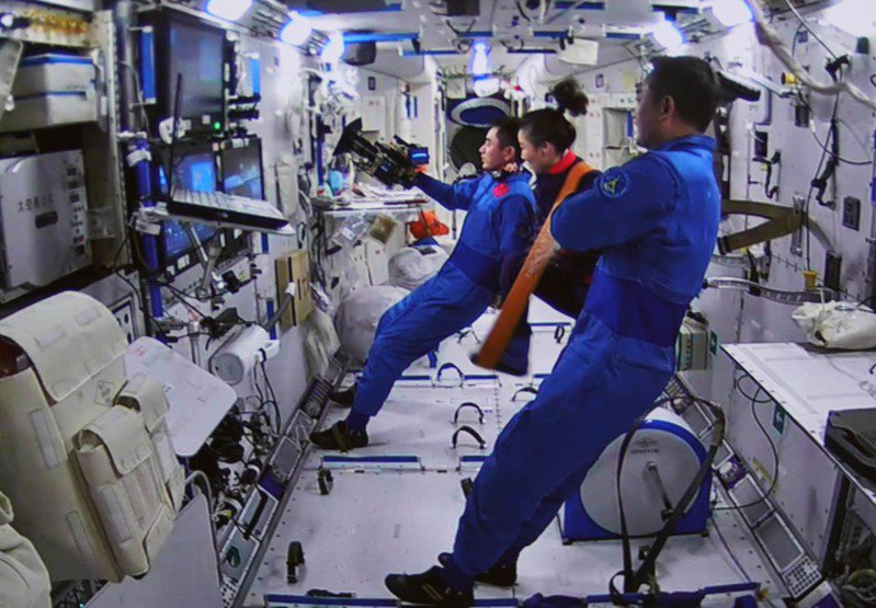 神舟13號將於4月返回地球，載著包括一位中國大陸女性太空人王亞平在內的三位太空人返回地球。圖為天宮太空站的天和核心艙。新華社