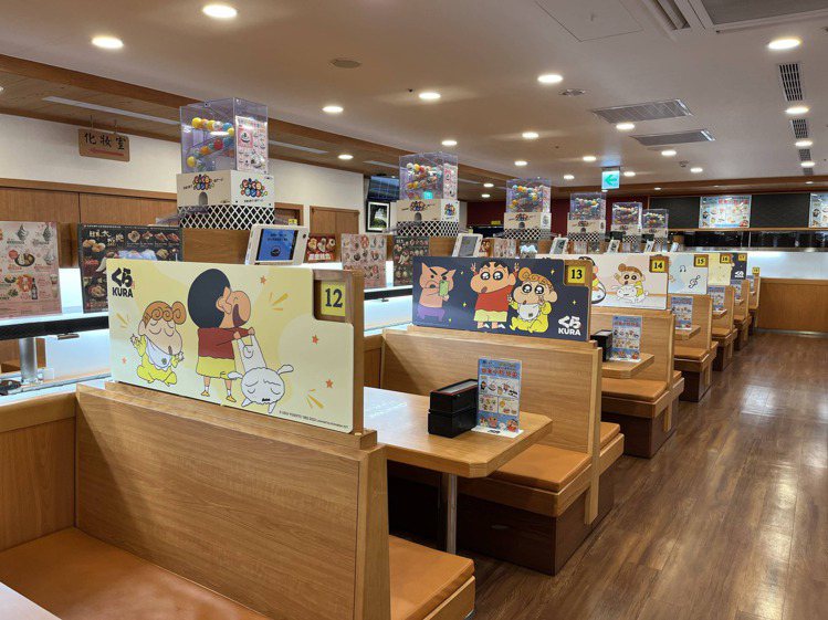 藏壽司中山南西店店內可看到許多蠟筆小新的相關裝飾。圖／藏壽司提供