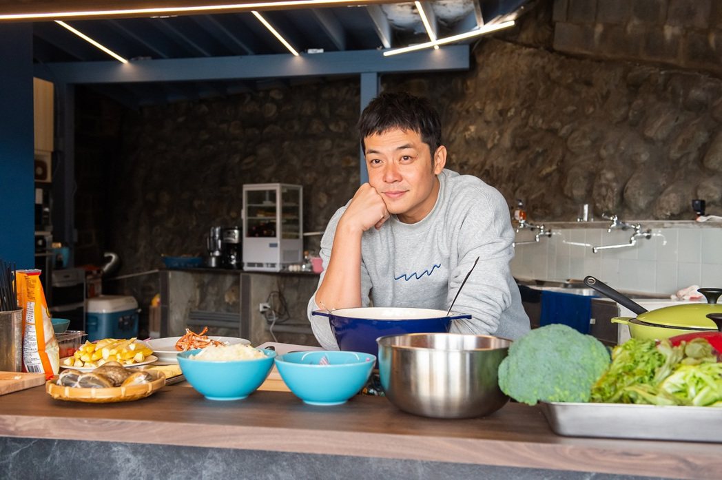 姚元浩在「來吧！營業中」負責內場主廚。圖／TVBS提供