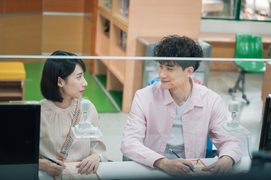 楊晴(左)、盧彥澤在「機智校園生活」中甜蜜登記結婚。圖／TVBS提供