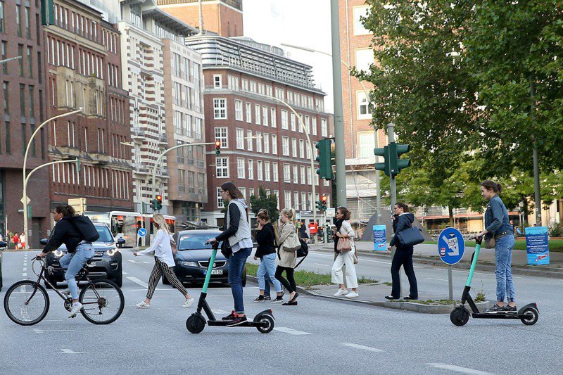 近年電動滑板車、電動獨輪車在各國都很盛行。圖為德國街頭。圖／聯合報系資料照片