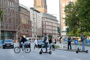 近年電動滑板車、電動獨輪車在各國都很盛行。圖為德國街頭。圖／聯合報系資料照片