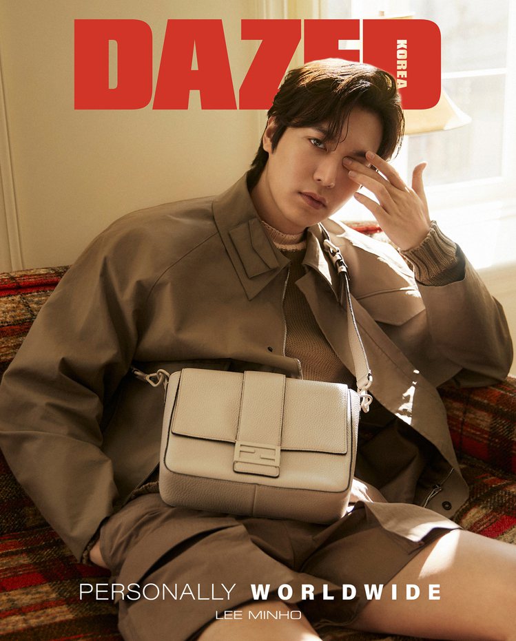 李敏鎬身穿FENDI 2022春夏系列拍攝《DAZED Korea》畫報，並詮釋多款Baguette信差皮革手袋。圖／取自ig @dazedkorea、actorleeminho