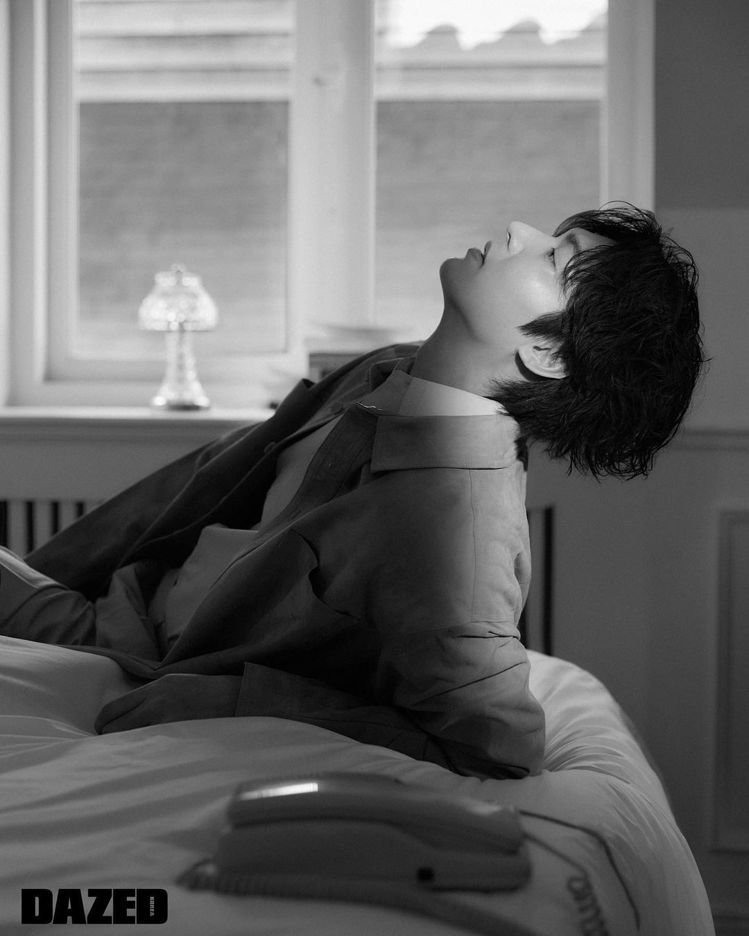 李敏鎬在《DAZED Korea》雜誌的床照散發慵懶而帥氣的氛圍。圖／取自ig ...