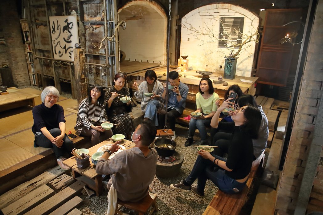 過去的瓦斯窯，如今已經變成讓眾人歡聚、用餐的茶席空間。記者陳睿中／攝影