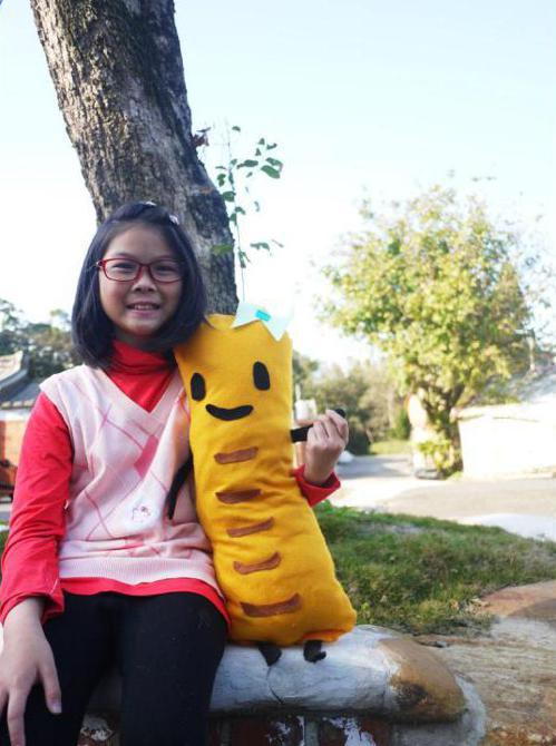 小女兒幫氣候媽媽頻道親手縫製50cm大的吉祥物莉莉。 圖／廖卿惠提供