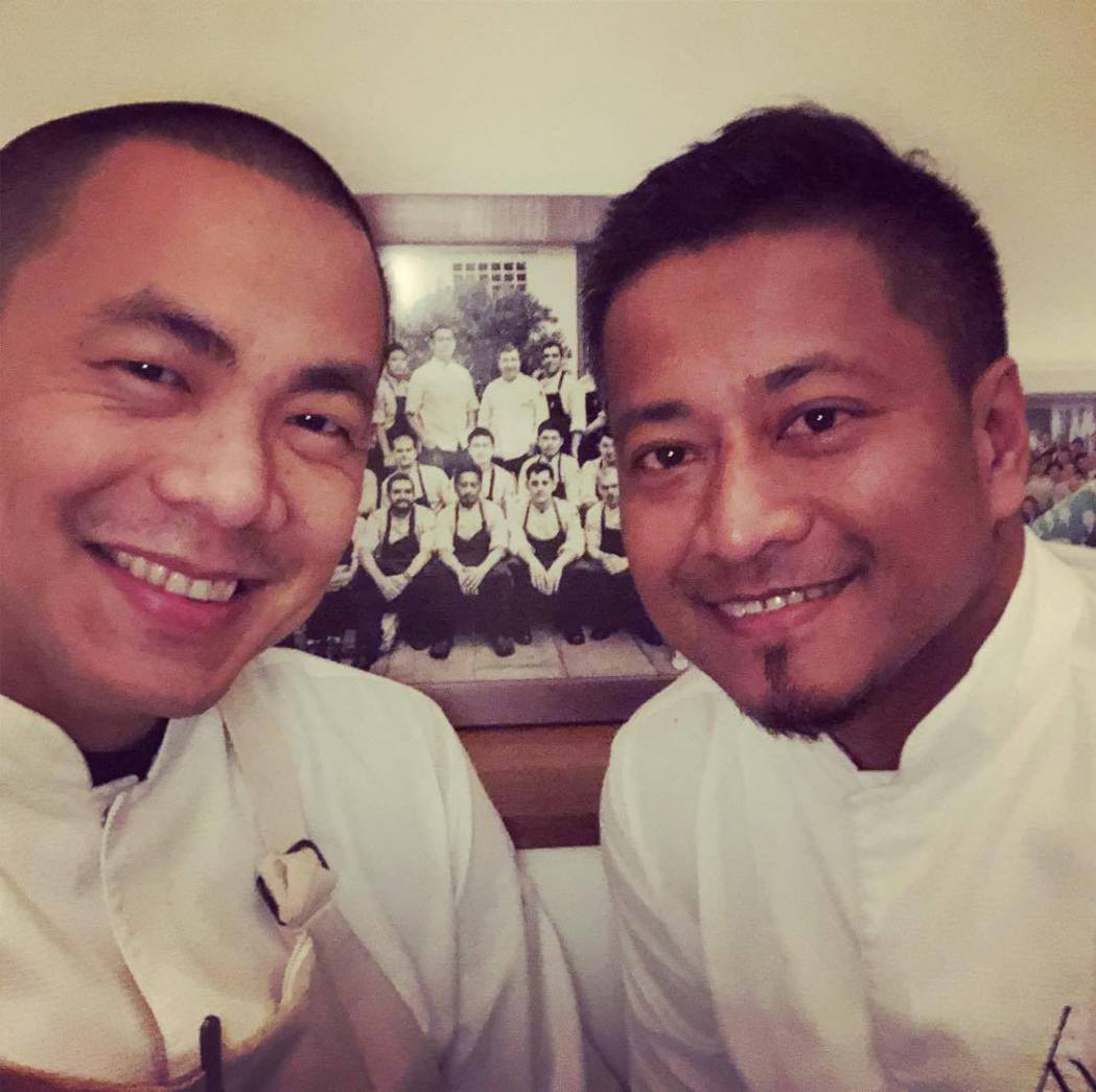 彭天恩（右）在江振誠新加坡餐廳工作。圖／AKAME提供