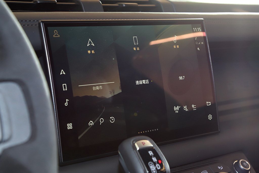 車輛資訊娛樂系統搭載最新11.4吋Pivi Pro多媒體觸控式顯示螢幕與12.3...