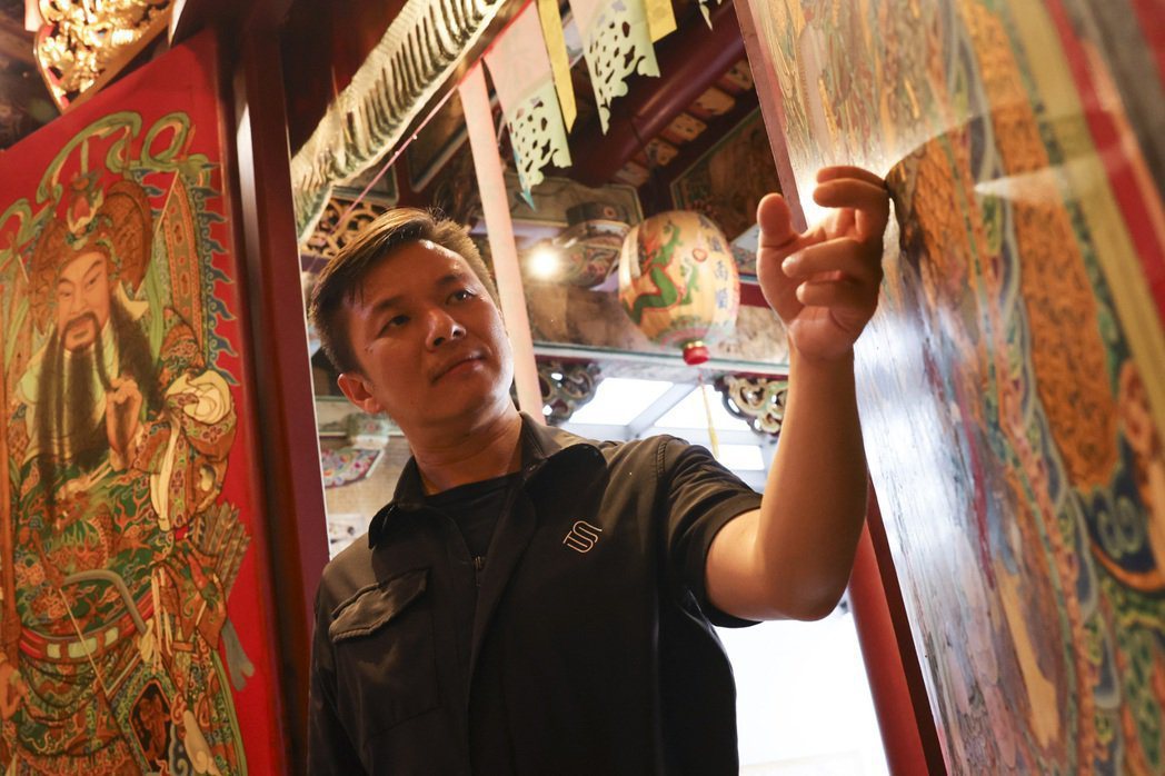 蔡舜任認為台灣廟宇裡有許多珍貴的藝術細節，他期待透過修復讓更多人看見。記者王聰賢...