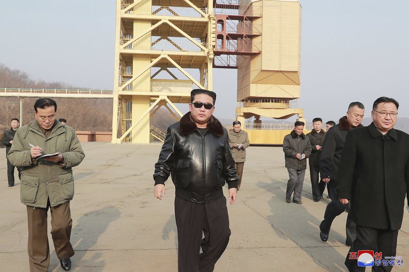 图为北韩领导人金正恩（中）。 美联社(photo:UDN)