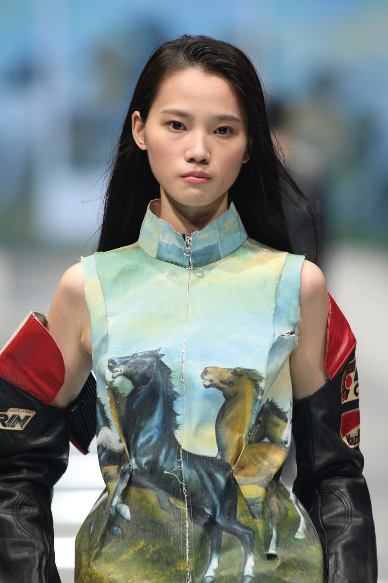周裕穎將在路邊撿拾到的八駿馬油畫重製成高領無袖背心，在台北時裝週上驚豔眾人。 （攝影／JUST IN XX）