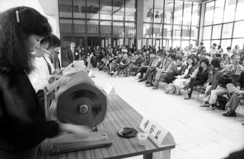 1986年4月7日，台北市新隆里國民住宅抽籤作業會場，市府國民住宅處利用早期愛國獎券搖號機，搖號決定75戶正中籤戶及其選購順位。圖／聯合報系資料照片
