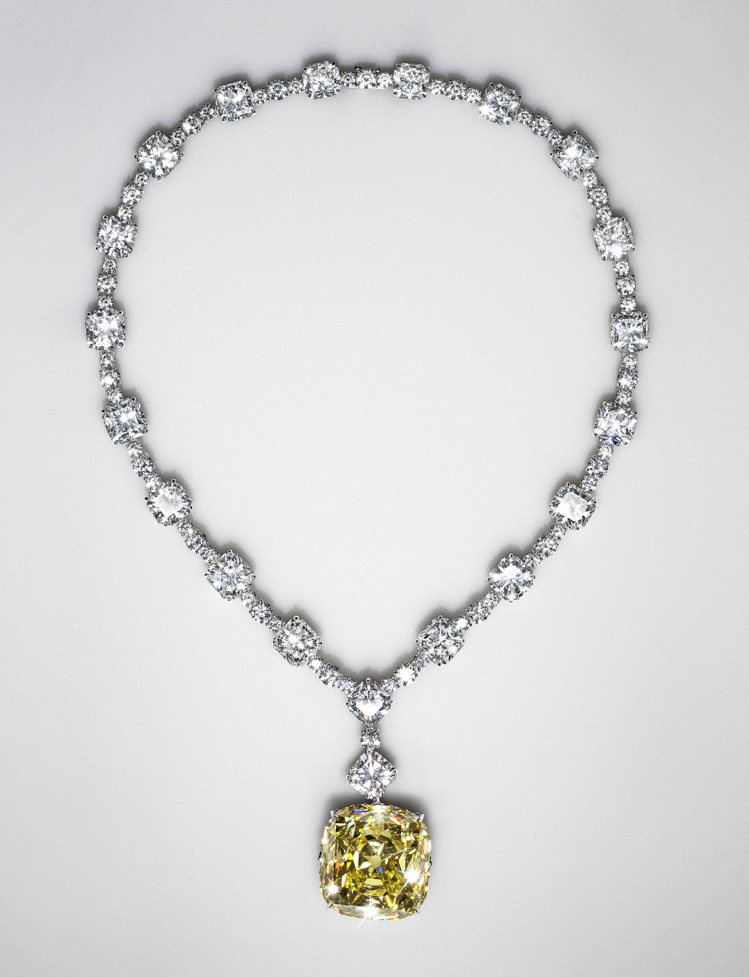 無價且傳奇的Tiffany Diamond項鍊鑲有單顆濃彩黃鑽總重逾128.54克拉， 共有82個切面。圖／Tiffany提供