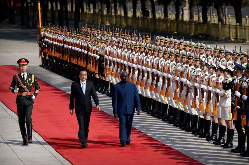 2019年10月9日，大陸總理李克强和索羅門群島總理蘇嘉瓦瑞於北京人民大會堂檢閱解放軍儀仗隊。美聯社