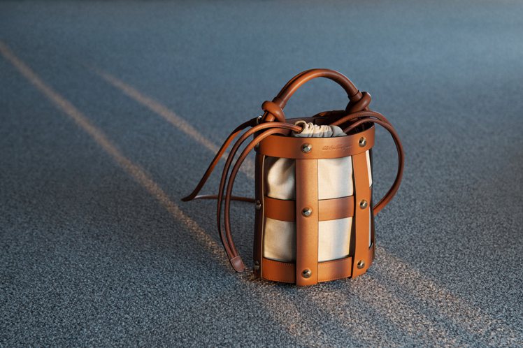 Ferragamo Cage Bag鳥籠包用鏤空、雙層概念來呈現層次美感。圖／Salvatore Ferragamo提供