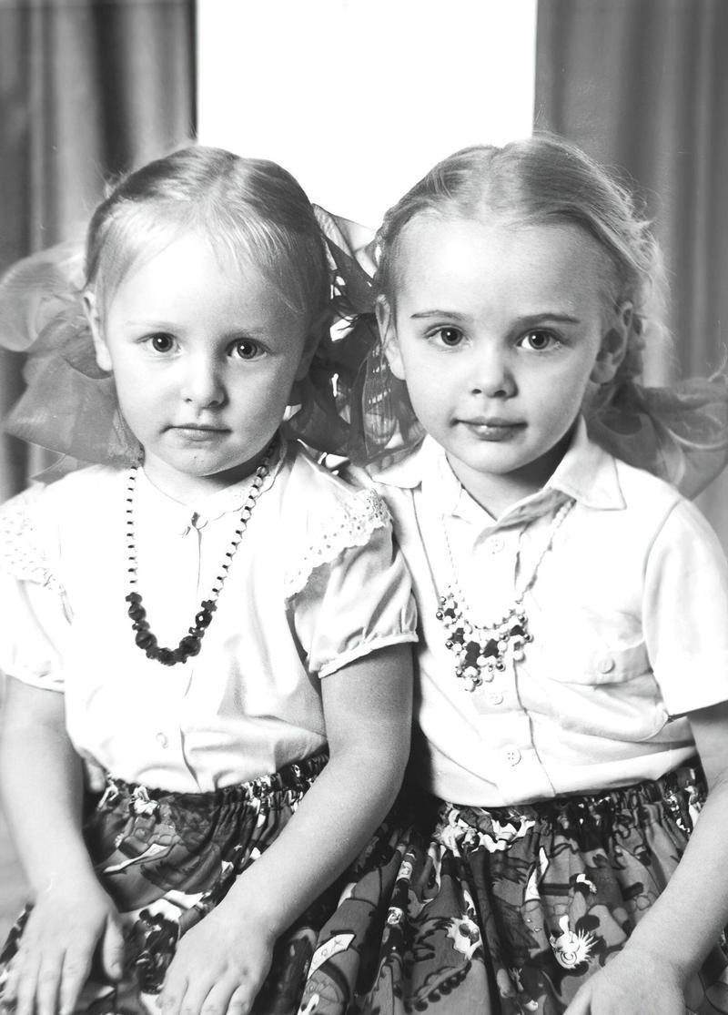 美國與歐盟計畫制裁普亭的兩位成年女兒，使得多年來籠罩在謎團中的俄國第一家庭成為焦點。圖為普亭兩位女兒瑪麗亞（右）與卡特琳娜（左）幼年照片，攝於德國德列斯登。路透／alamy