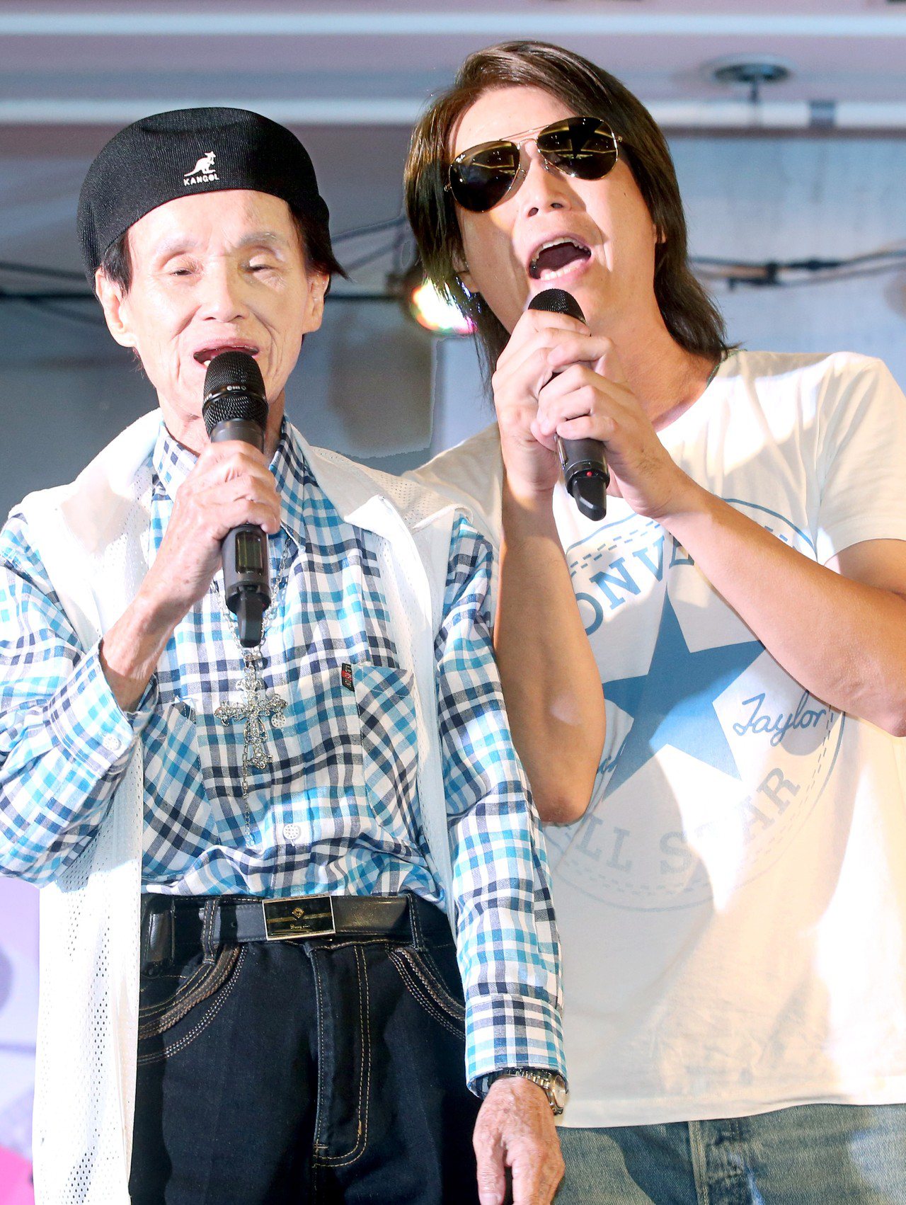文夏(左)生前曾與董事長樂團主唱阿吉同台演唱「媽媽請你也保重」。記者屠惠剛／攝影