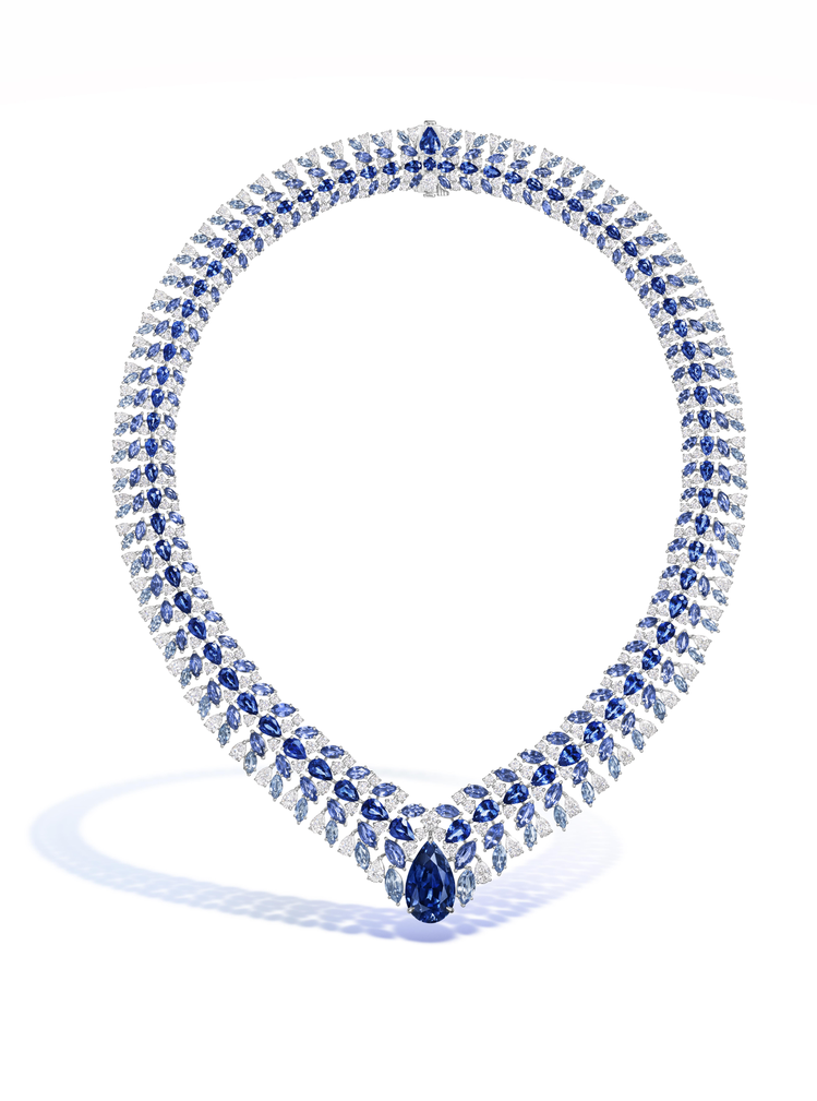 海瑞溫斯頓Marvelous Creations頂級珠寶系列Blue Python蟒蛇項鍊，鉑金鑲嵌一顆來自斯里蘭卡的15.03克拉水滴型切工藍寶石、藍寶石、鑽石。圖／海瑞溫斯頓提供