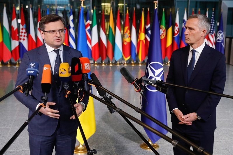 乌克兰外交部长库列巴（左）跟北约秘书长史托腾伯格，摄于7日。欧新社(photo:UDN)