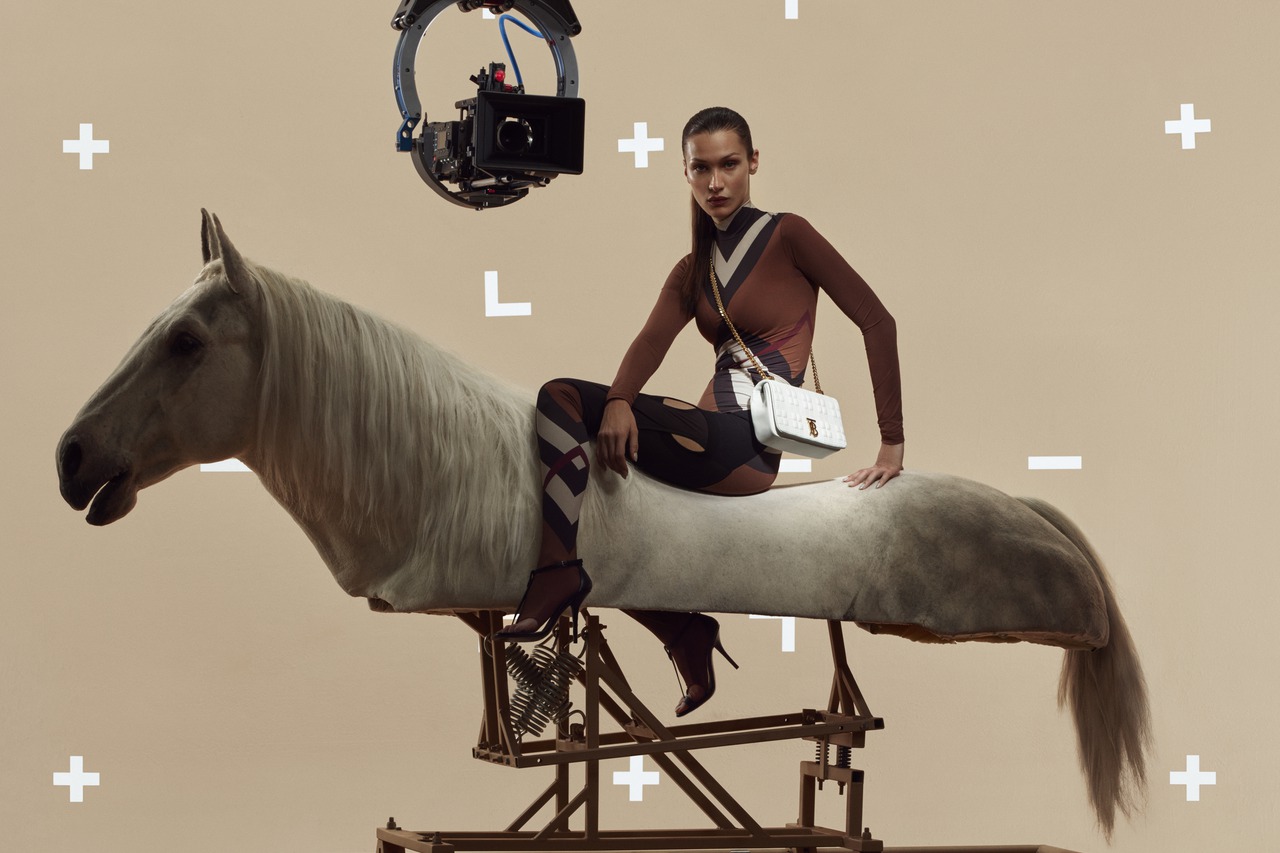 網友驚：「這個馬怎麼了？」貝拉哈蒂德演繹時尚新包款　視覺創意太吸睛