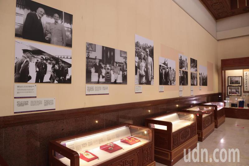 中正紀念堂常設展廳「蔣中正總統辦公室展廳」展示蔣中正生前使用的辦公陳設、史料。記者黃義書／攝影