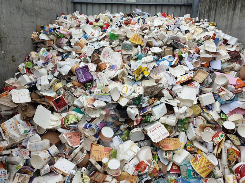 環保署統計，2020年紙容器末端的回收量有17萬噸，但製造商只申報6萬噸，等於市面上有超過11萬噸的黑數流竄，圖為回收的紙容器。圖／台中市環保局提供