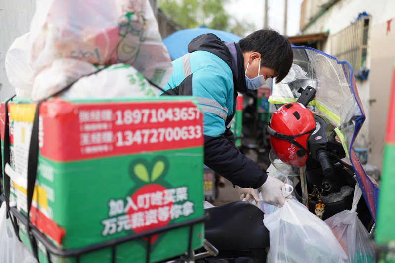上海一名外賣小哥花了7小時，往返55公里，幫助一名女性顧客送菜給父親的故事，凸顯上海如今因封城，生活物資運送已極其困難。示意圖。法新社