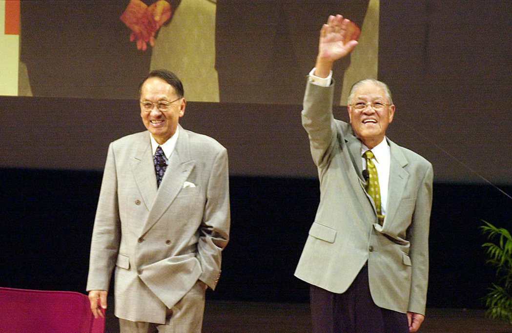 2001年，曾經在總統選舉中對壘的前總統李登輝、彭明敏在一場講座活動中對談人生經驗。 圖／聯合報系資料照片