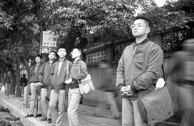 圖說：台灣中學生的髮禁問題，向來困擾著師生。日期：1987/1/6。攝影：龍啟文。來源：聯合報。