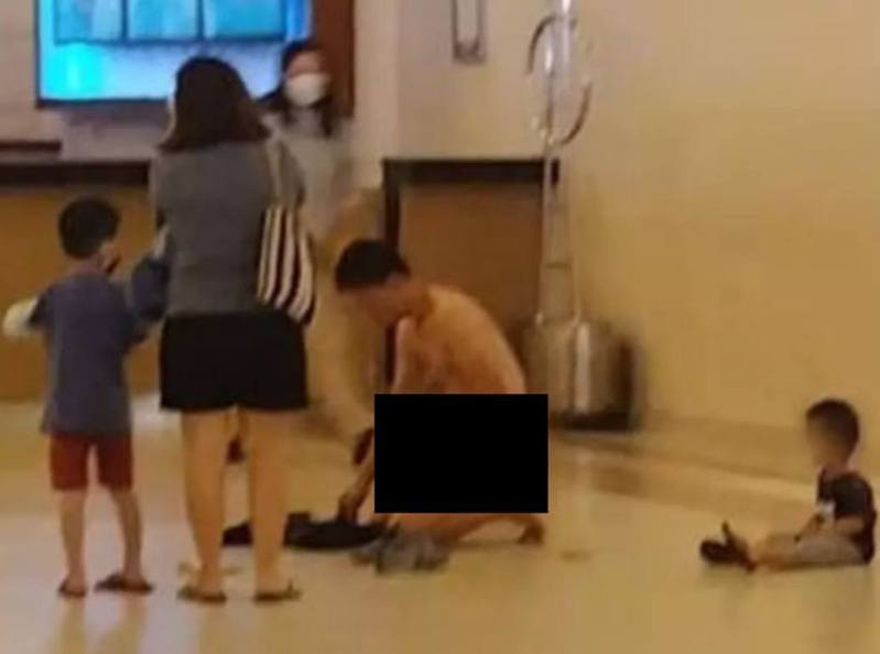 马来西亚一名男子在云顶一间饭店突然脱光衣服下跪，妻儿就在身边，事发地点是饭店大厅，在场人士震惊。（网传影片截图）(photo:UDN)