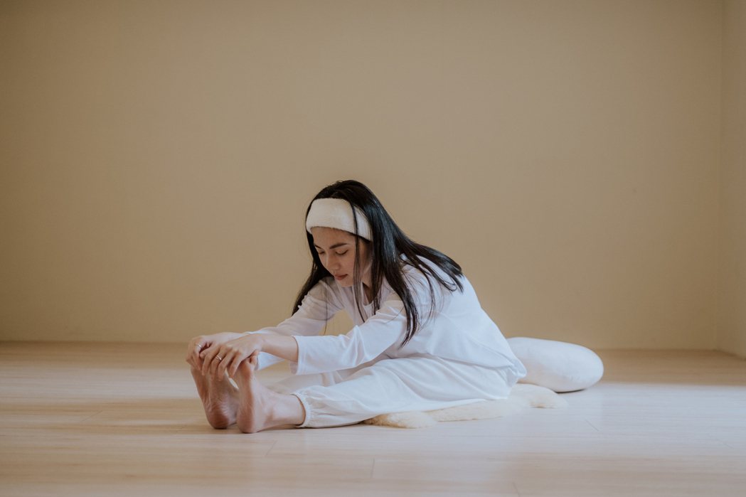 圖／Emma SY Wang攝影 坐姿前彎，改善雙腿水腫、舒緩緊繃背肌。