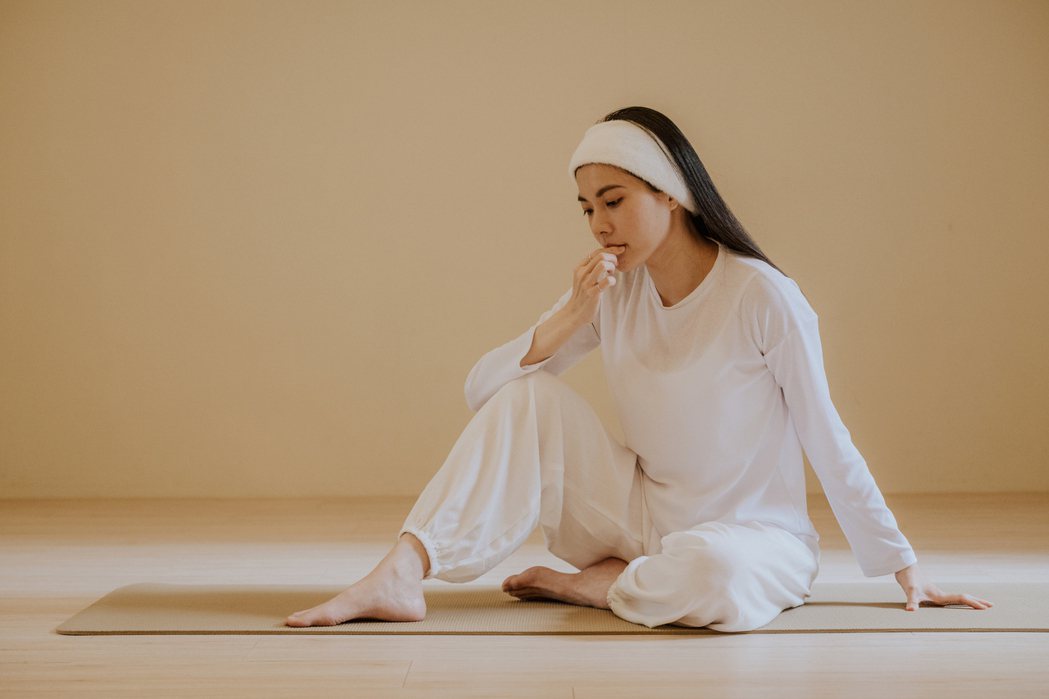 圖／Emma SY Wang攝影 練習瑜珈幫助Stella建立生活紀律，覺知更敏...